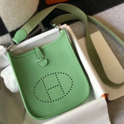 Mini borsa Hermes Evelyne III TPM in pelle Clemence verde criquet