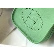 Mini borsa Hermes Evelyne III TPM in pelle Clemence verde criquet Mini borsa Hermes Evelyne III TPM in pelle Clemence verde criquet