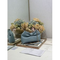 Borsa Dior Bow con fiocco blu e metallo finitura oro Borsa Dior Bow con fiocco blu e metallo finitura oro