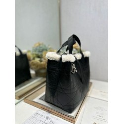 Borsa tote DiorAlps piccola/media Dior Toujours Vertical con impunture Macrocannage e finiture in lana nero Borsa tote DiorAlps piccola/media Dior Toujours Vertical con impunture Macrocannage e finiture in lana nero