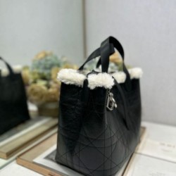 Replica Borsa tote DiorAlps piccola/media Dior Toujours Vertical con impunture Macrocannage e finiture in lana nero Imitazioni Replica qualità specchio Borsa tote DiorAlps piccola/media Dior Toujours Vertical con impunture Macrocannage e finiture in lana nero