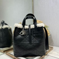 Replica qualità specchio Borsa tote DiorAlps piccola/media Dior Toujours Vertical con impunture Macrocannage e finiture in lana nero