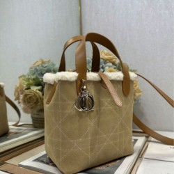Replica Borse tote DiorAlps piccola/media Dior Toujours Vertical con impunture Macrocannage e finiture in lana Albicocca Imitazioni Replica qualità specchio Borse tote DiorAlps piccola/media Dior Toujours Vertical con impunture Macrocannage e finiture in lana Albicocca
