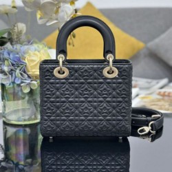 Replica Borse Dior Cannage Lucky Star Studded Mini Lady Dior con ciondoli D.I.O.R. nero Imitazioni Replica qualità specchio Borse Dior Cannage Lucky Star Studded Mini Lady Dior con ciondoli D.I.O.R. nero