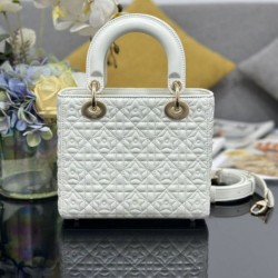 Replica Borsa Dior Cannage Lucky Star Studded Mini Lady Dior con ciondoli D.I.O.R. Bianca Imitazioni Replica qualità specchio Borsa Dior Cannage Lucky Star Studded Mini Lady Dior con ciondoli D.I.O.R. Bianca