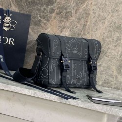 Replica Borsa a tracolla Dior Hit The Road Dior Gravity Blu Navy Imitazioni Replica qualità specchio Borsa a tracolla Dior Hit The Road Dior Gravity Blu Navy