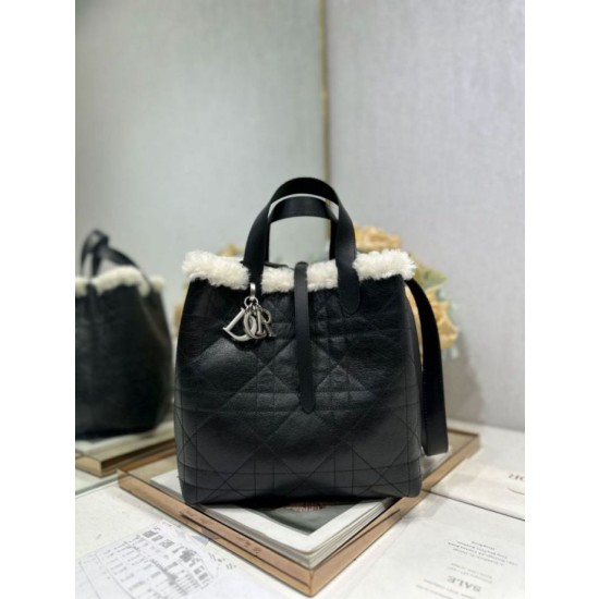 Borsa tote DiorAlps piccola/media Dior Toujours Vertical con impunture Macrocannage e finiture in lana nero