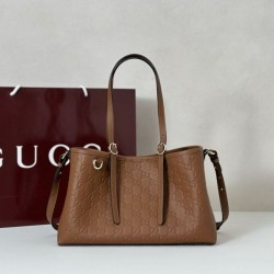 Borsa tote media Gucci 815214 GG Emblem pelle goffrata marrone