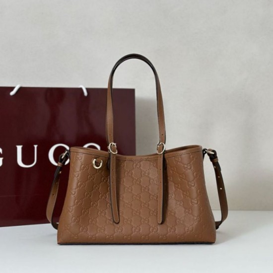 Borsa tote media Gucci 815214 GG Emblem pelle goffrata marrone