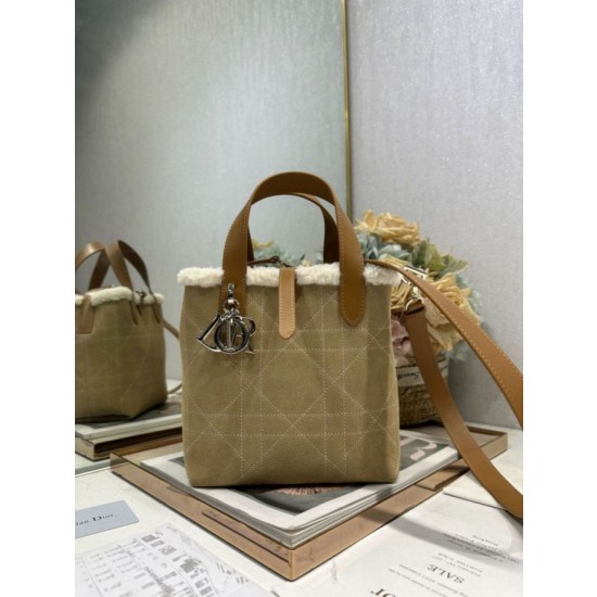Borse tote DiorAlps piccola/media Dior Toujours Vertical con impunture Macrocannage e finiture in lana Albicocca