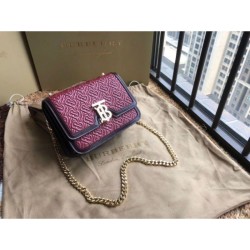 Bora Pari all'originale replica TB piccola in pelle di agnello con monogramma trapuntato rossa imitazioni perfette