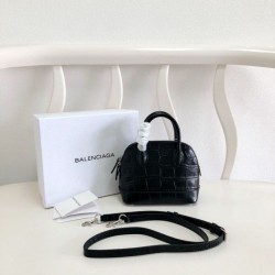 Imitazioni borse griffate a tracolla Balenciaga Ville XXS in pelle stampata coccodrillo nera Dupe Perfetta Cloni Firmate Imitazioni borse griffate a tracolla Balenciaga Ville XXS in pelle stampata coccodrillo nera imitazioni