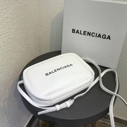 Borsa piccola per fotocamera Balenciaga Everyday liscia vitello beige Dupe Perfetta Cloni Firmate Borsa piccola per fotocamera Balenciaga Everyday liscia vitello beige imitazioni