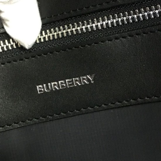 Zaino Buris Nevis grande dettaglio logo Burberry Dupe Perfetta Cloni Firmate Zaino Buris Nevis grande dettaglio logo Burberry imitazioni