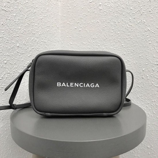 Borsa per fotocamera piccola Balenciaga Everyday liscia vitello nera