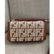Borsa Baguette In Pelle Con Ricamo FF 8BR600 Caffè Borsa Baguette In Pelle Con Ricamo FF 8BR600 Caffè