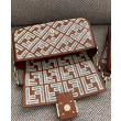 Borsa Baguette In Pelle Con Ricamo FF 8BR600 Caffè Borsa Baguette In Pelle Con Ricamo FF 8BR600 Caffè