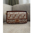Borsa Baguette In Pelle Con Ricamo FF 8BR600 Caffè Borsa Baguette In Pelle Con Ricamo FF 8BR600 Caffè