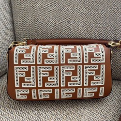 Borsa Baguette In Pelle Con Ricamo FF 8BR600 Caffè Borsa Baguette In Pelle Con Ricamo FF 8BR600 Caffè