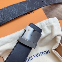 Dupe LV Initiales 40MM Cintura reversibile Monogram Eclipse M9043S imitazioni perfette Replica LV Initiales 40MM Cintura reversibile Monogram Eclipse M9043S Griffate