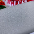Alta gamma replica imitazione Portafoglio Zumi in pelle granulosa con cerniera 570661 bianco