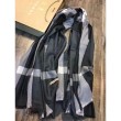 Pari all'originale replica Lightweight Controlla Modale e Lana Square Sciarpa Blu