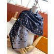 falso Sciarpa in cashmere con monogramma pop gigante Gay