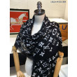 Monogram Schawl Motivo a bordi neri Schawl nero Monogram Schawl Motivo a bordi neri Schawl nero