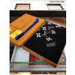 Monogram Schawl Motivo a bordi neri Schawl nero Monogram Schawl Motivo a bordi neri Schawl nero