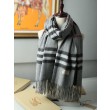 Scialle in cashmere con motivo check classico Burberry 70 x 200 grigio