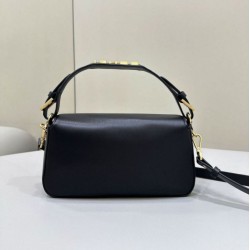 Borse Imitazioni Fendi Baguette Media Nappa Nera con cinturino lettering FENDI in metallo 8BR822 Replica qualità specchio Replica Perfette Borse Imitazioni Fendi Baguette Media Nappa Nera con cinturino lettering FENDI in metallo 8BR822 imitazioni