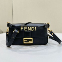 Replica Perfette Borse Imitazioni Fendi Baguette Media Nappa Nera con cinturino lettering FENDI in metallo 8BR822 imitazioni