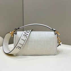 Borsa Replica 1:1 in tela Fendi Baguette media FF 8BR600 Bianca qualità specchio Replica Perfette Borsa 1:1 in tela Fendi Baguette media FF 8BR600 Bianca imitazioni