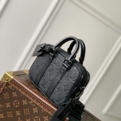 Sito Replica LV Nano Porte Documents Voyage Borsa da uomo M82770 Monogram Eclipse imitazioni Miglior Prezzo LV Nano Porte Documents Voyage Borsa da uomo M82770 Monogram Eclipse Replica