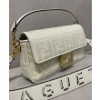 Borsa Baguette media Fendi con motivo FF in rilievo 8BR600 Crema