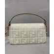 Borsa Baguette media Fendi con motivo FF in rilievo 8BR600 Crema