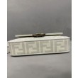 Borsa Baguette media Fendi con motivo FF in rilievo 8BR600 Crema