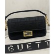 Borsa baguette media Fendi con motivo FF in rilievo 8BR600 nera