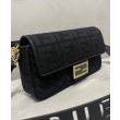 Borsa baguette media Fendi con motivo FF in rilievo 8BR600 nera