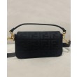 Borsa baguette media Fendi con motivo FF in rilievo 8BR600 nera
