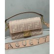 Replica Perfetta Baguette media Fendi con motivo FF in rilievo 8BR600 Rosa