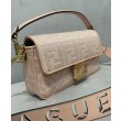 Replica Perfetta Baguette media Fendi con motivo FF in rilievo 8BR600 Rosa