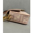Replica Perfetta Baguette media Fendi con motivo FF in rilievo 8BR600 Rosa