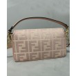 Replica Perfetta Baguette media Fendi con motivo FF in rilievo 8BR600 Rosa