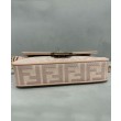 Replica Perfetta Baguette media Fendi con motivo FF in rilievo 8BR600 Rosa