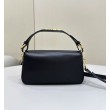 Borse Imitazioni Fendi Baguette Media Nappa Nera con cinturino lettering FENDI in metallo 8BR822