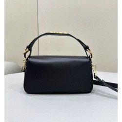 Borse Imitazioni Fendi Baguette Media Nappa Nera con cinturino lettering FENDI in metallo 8BR822