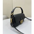 Borse Imitazioni Fendi Baguette Media Nappa Nera con cinturino lettering FENDI in metallo 8BR822