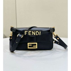 Borse Imitazioni Fendi Baguette Media Nappa Nera con cinturino lettering FENDI in metallo 8BR822