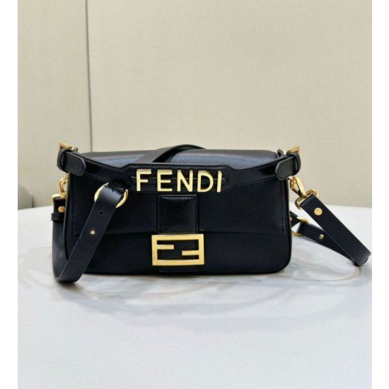Borse Imitazioni Fendi Baguette Media Nappa Nera con cinturino lettering FENDI in metallo 8BR822